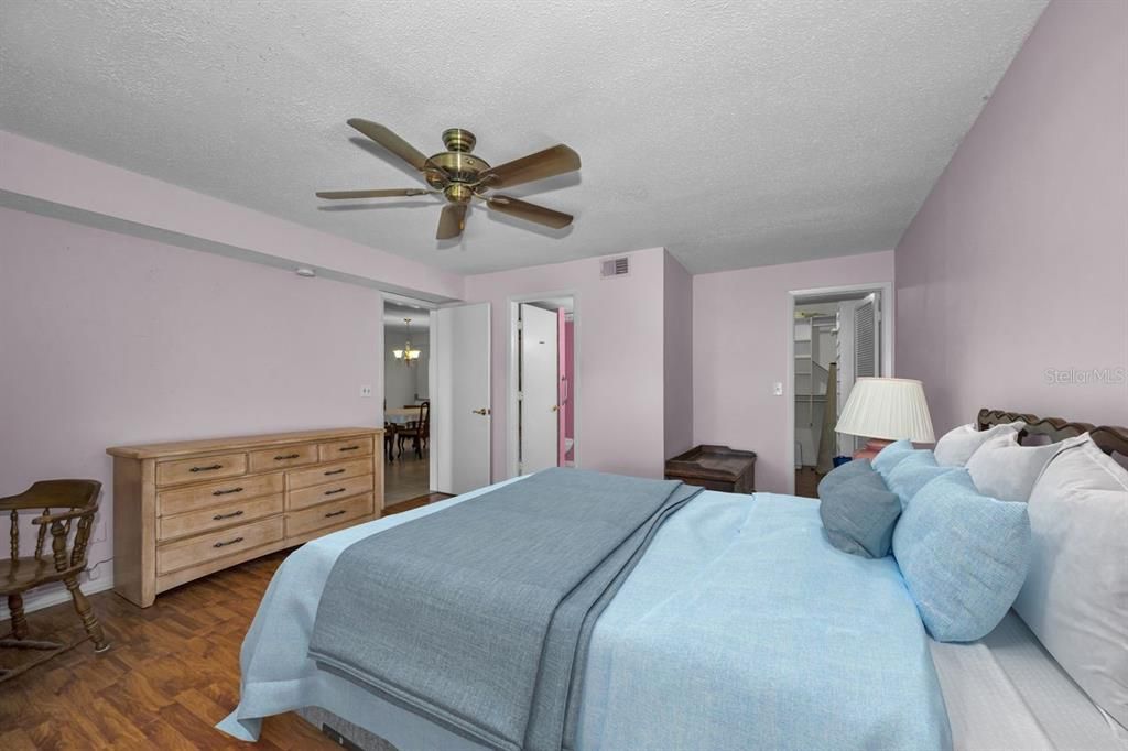 На продажу: $199,999 (2 спален, 2 ванн, 1333 Квадратных фут)