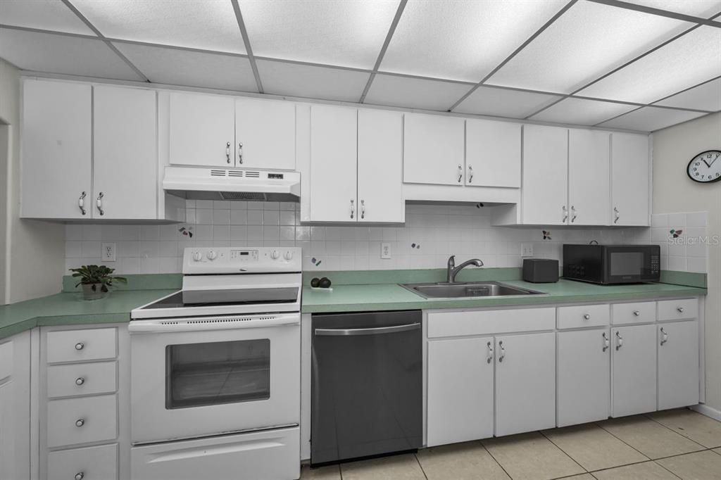 На продажу: $199,999 (2 спален, 2 ванн, 1333 Квадратных фут)
