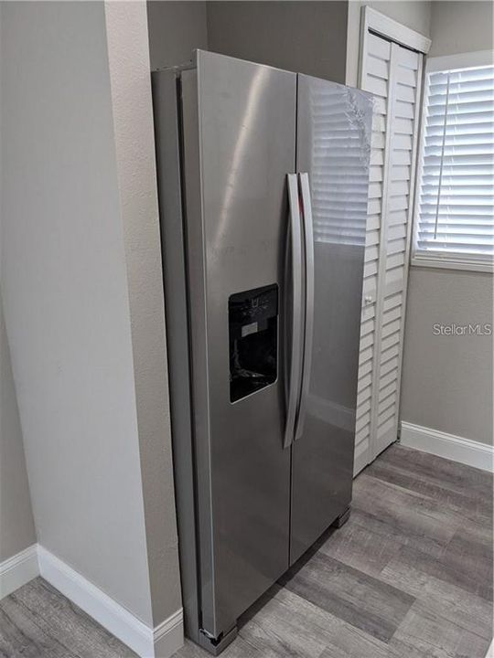 For Rent: $1,999 (2 beds, 1 baths, 830 Square Feet)