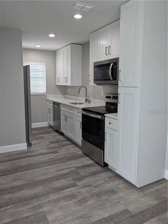 For Rent: $1,999 (2 beds, 1 baths, 830 Square Feet)
