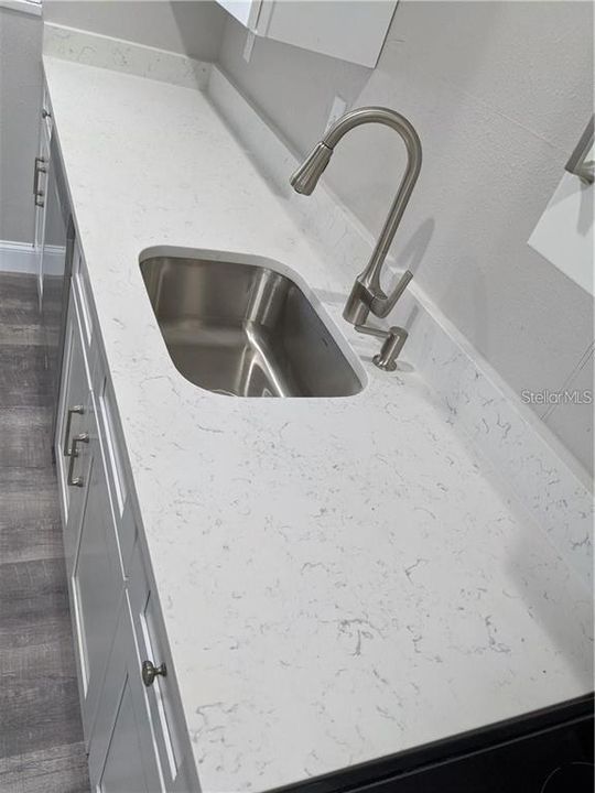 For Rent: $1,999 (2 beds, 1 baths, 830 Square Feet)