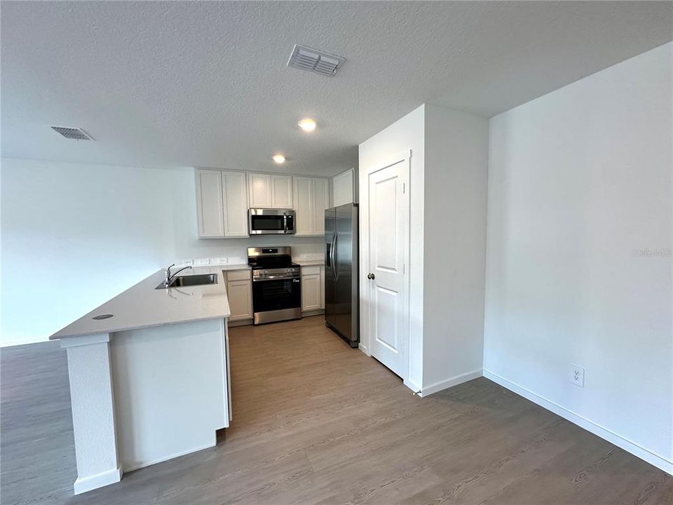 For Rent: $2,100 (4 beds, 2 baths, 1733 Square Feet)