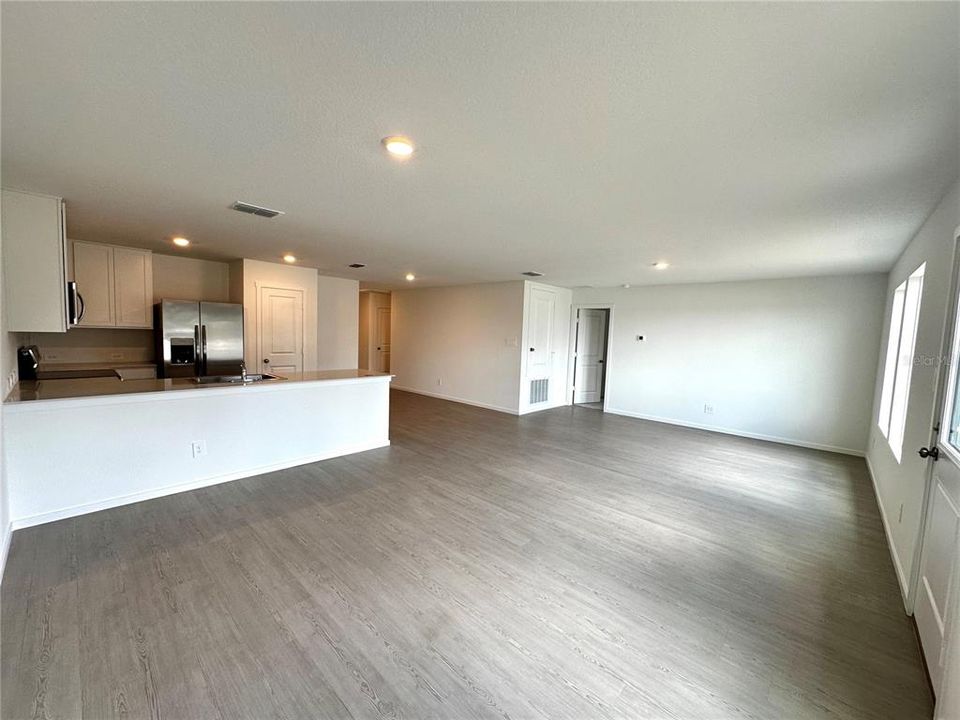 For Rent: $2,100 (4 beds, 2 baths, 1733 Square Feet)
