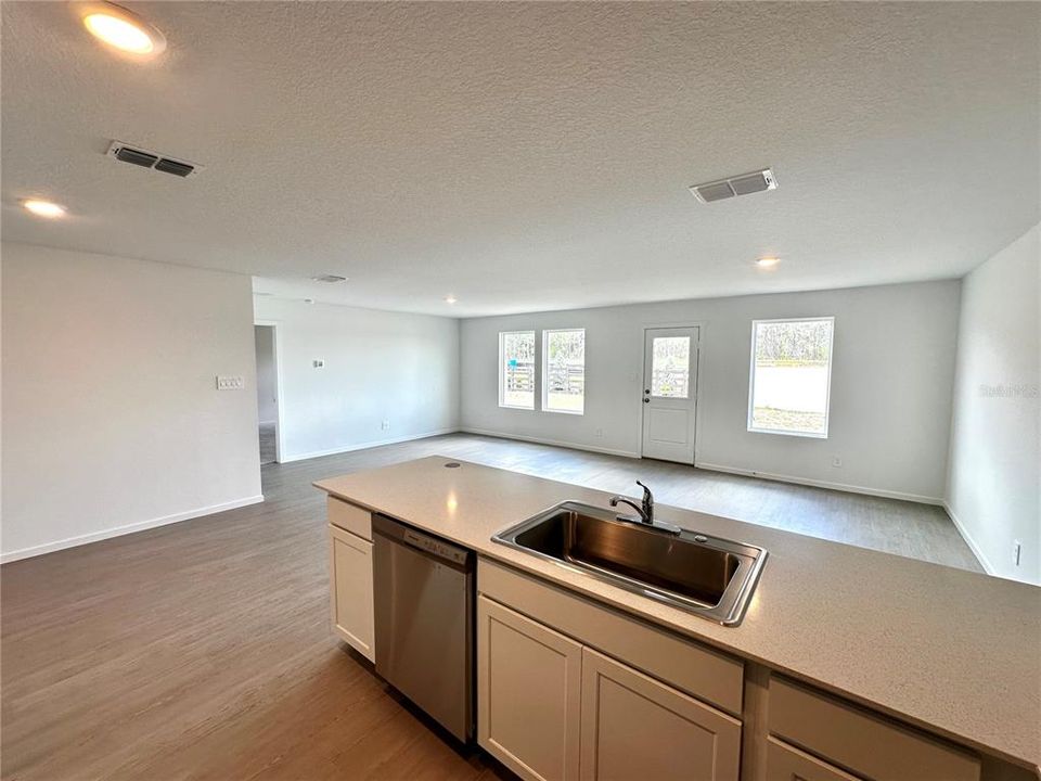 For Rent: $2,100 (4 beds, 2 baths, 1733 Square Feet)