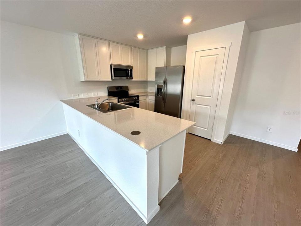 For Rent: $2,100 (4 beds, 2 baths, 1733 Square Feet)