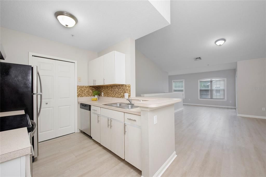 For Rent: $2,100 (3 beds, 2 baths, 1423 Square Feet)
