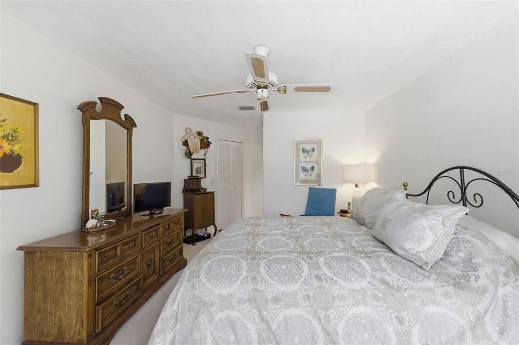 En Venta: $480,000 (4 camas, 2 baños, 1932 Pies cuadrados)