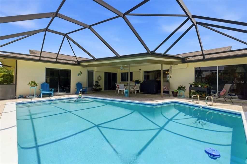 En Venta: $480,000 (4 camas, 2 baños, 1932 Pies cuadrados)