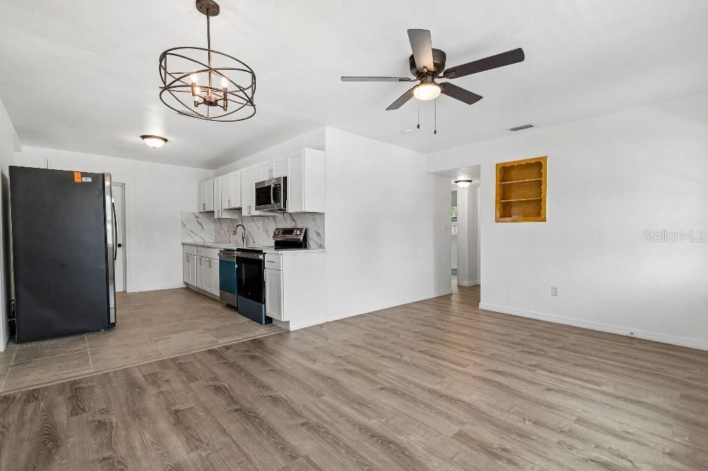 For Sale: $369,000 (4 beds, 2 baths, 1295 Square Feet)