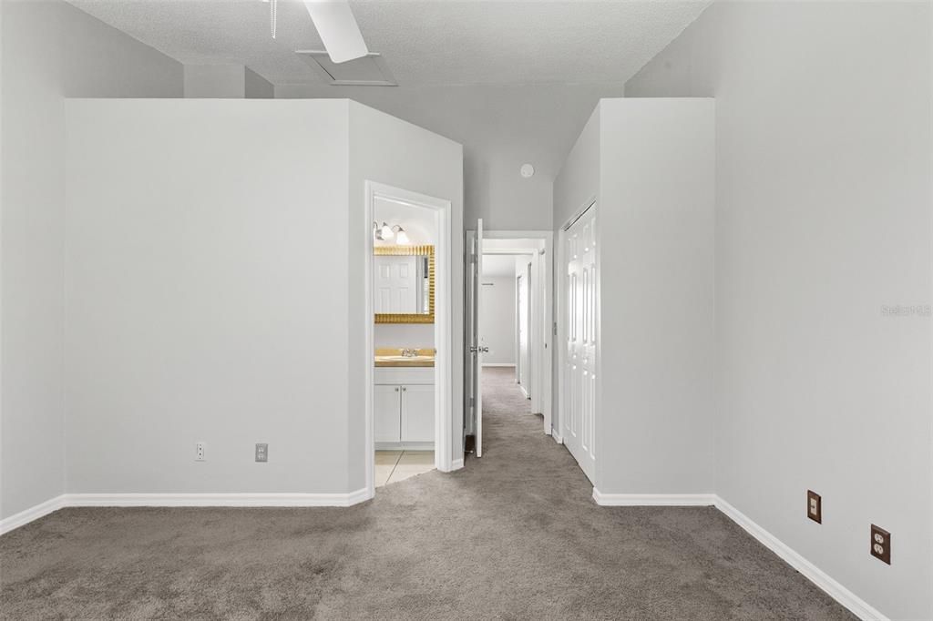 For Sale: $185,000 (2 beds, 2 baths, 1036 Square Feet)