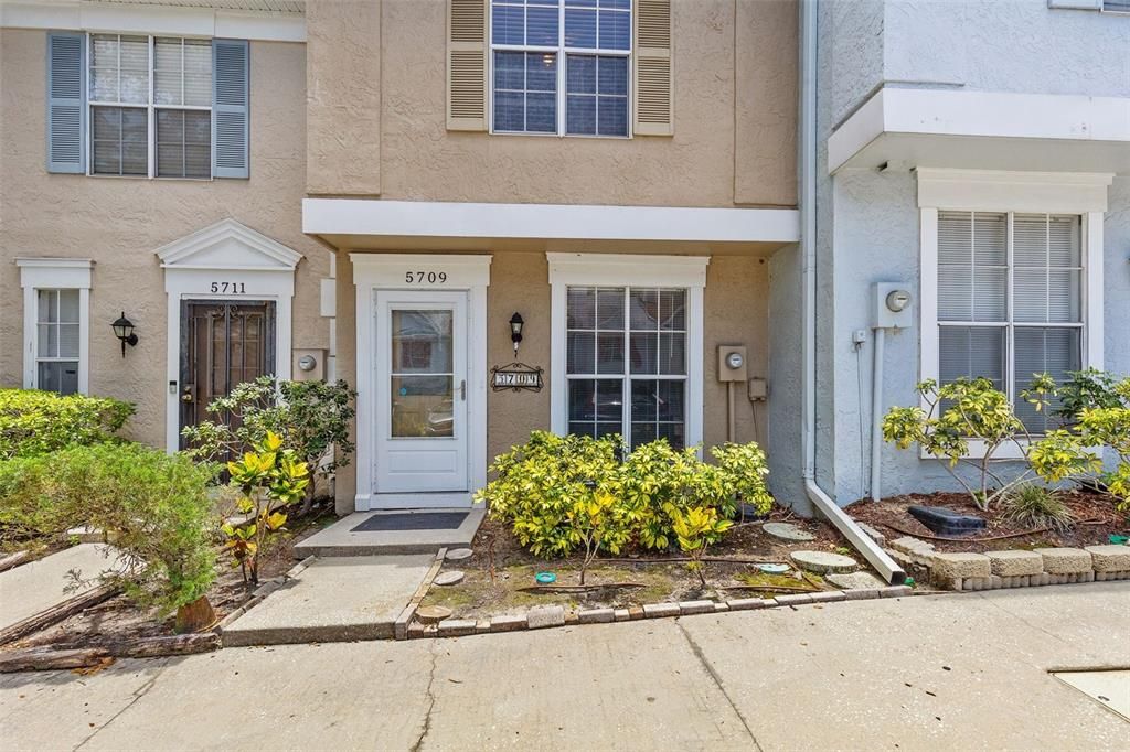 For Sale: $185,000 (2 beds, 2 baths, 1036 Square Feet)
