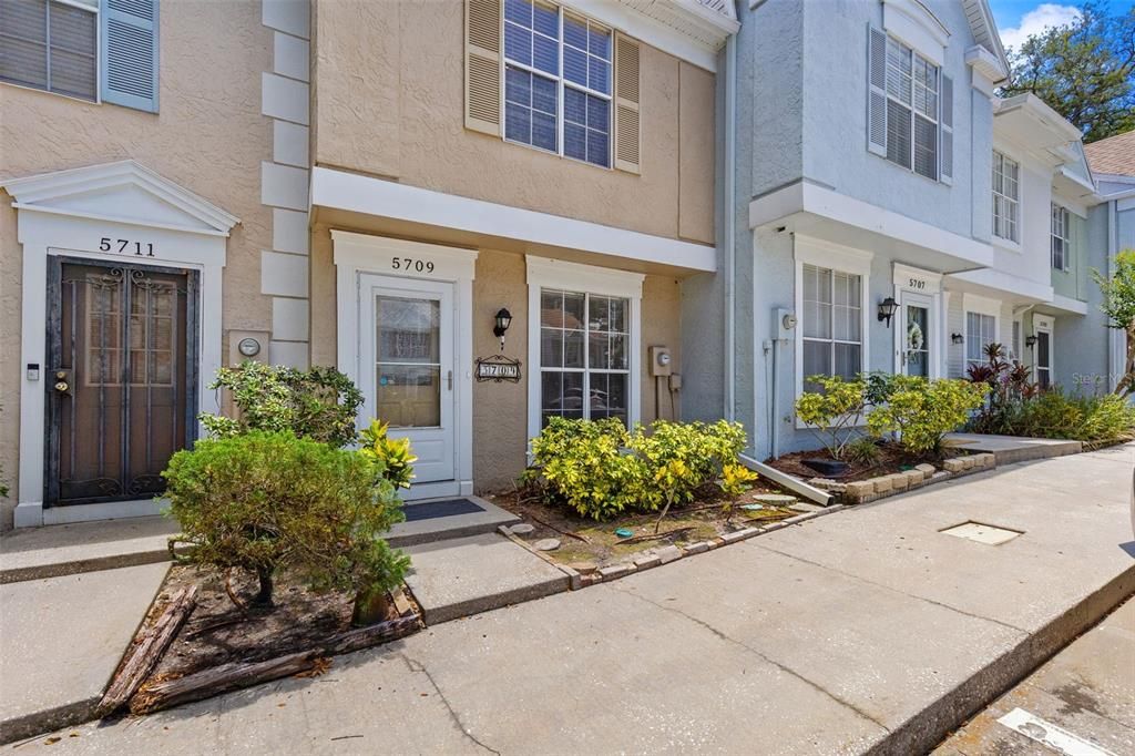 For Sale: $185,000 (2 beds, 2 baths, 1036 Square Feet)