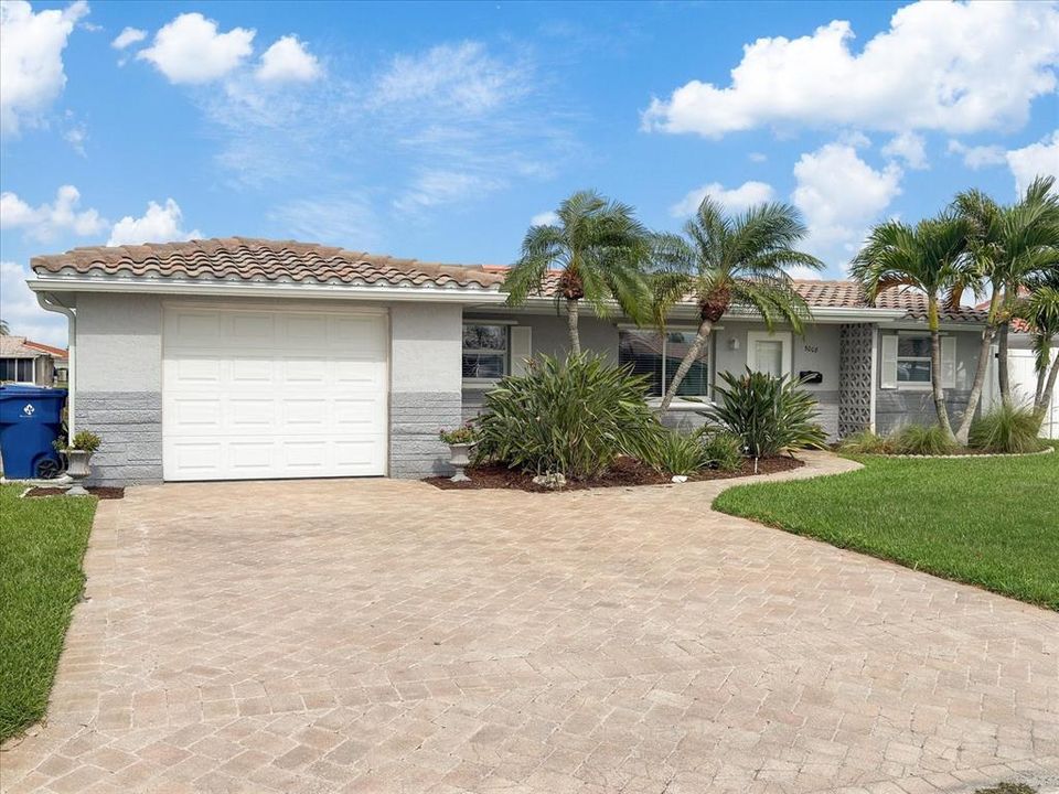 For Sale: $575,000 (2 beds, 2 baths, 1380 Square Feet)