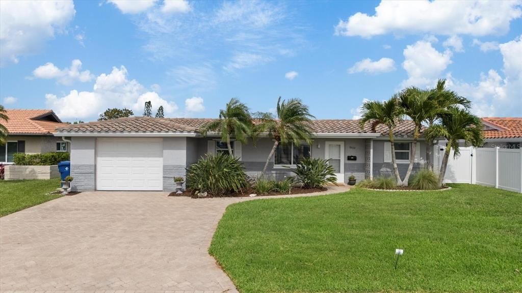 For Sale: $575,000 (2 beds, 2 baths, 1380 Square Feet)