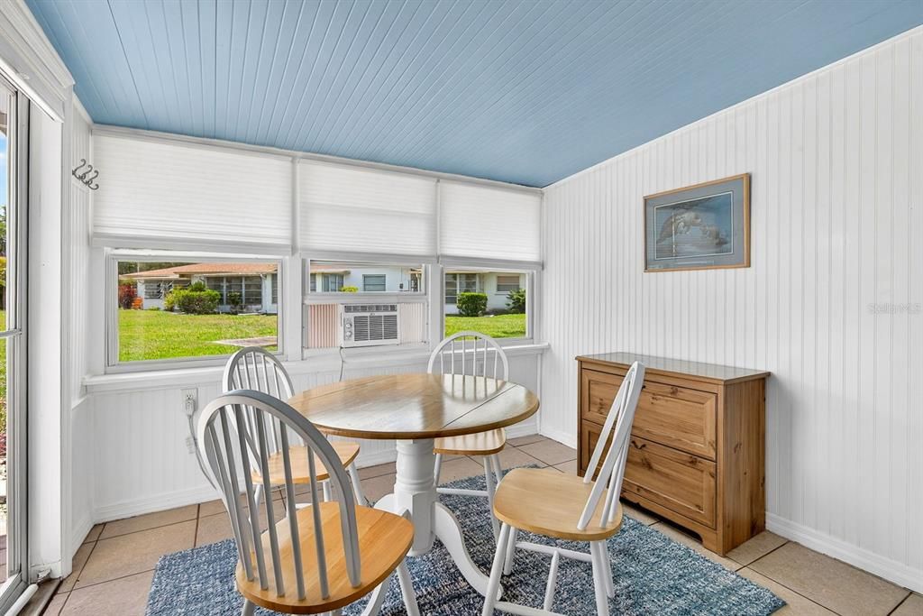 For Sale: $149,000 (1 beds, 1 baths, 762 Square Feet)