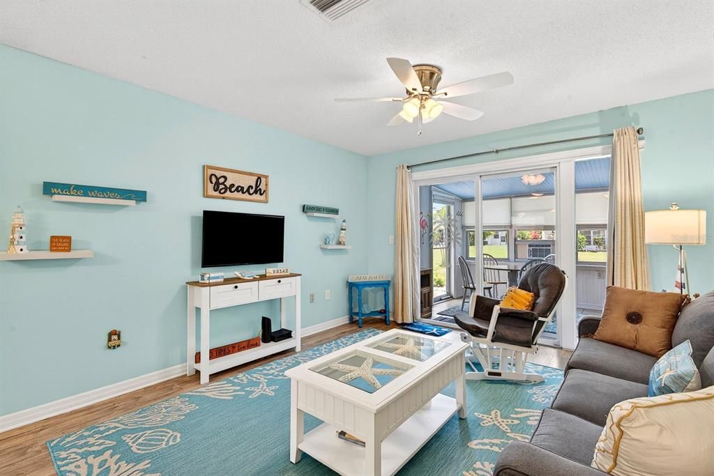 For Sale: $149,000 (1 beds, 1 baths, 762 Square Feet)
