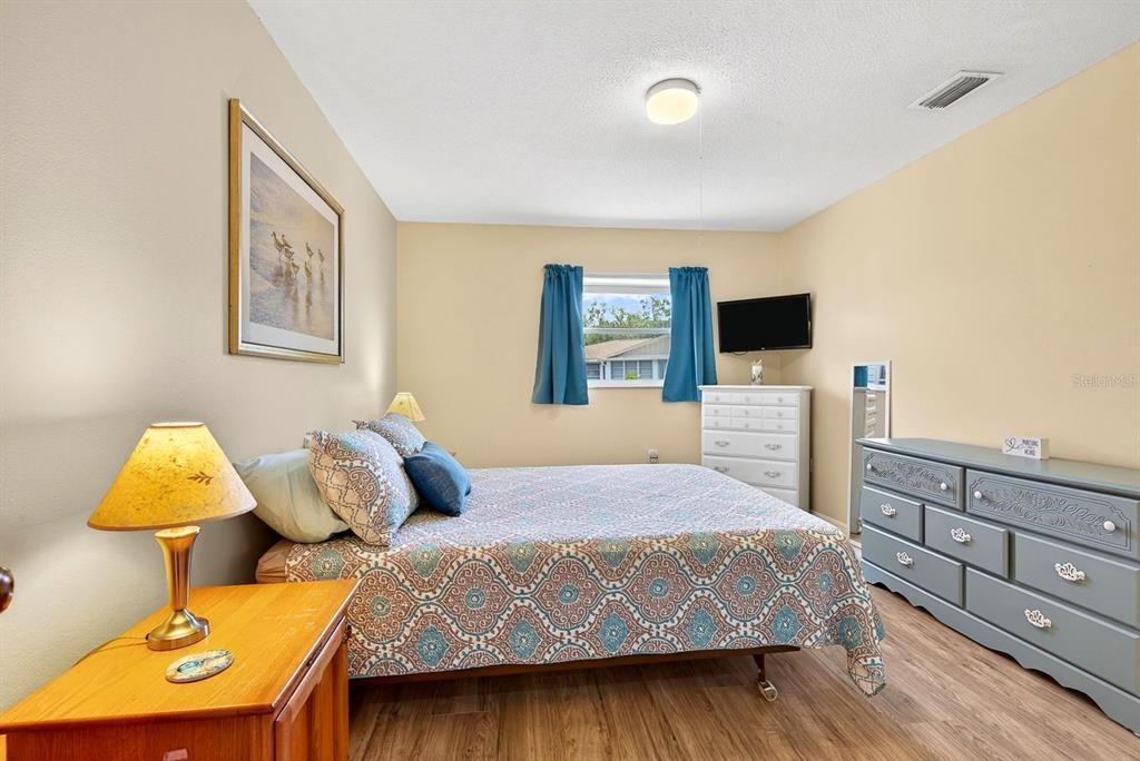 For Sale: $149,000 (1 beds, 1 baths, 762 Square Feet)