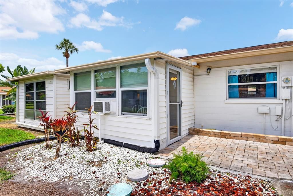 For Sale: $149,000 (1 beds, 1 baths, 762 Square Feet)