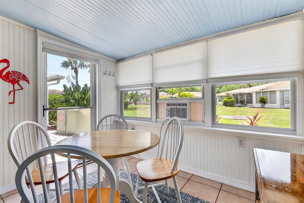 For Sale: $149,000 (1 beds, 1 baths, 762 Square Feet)