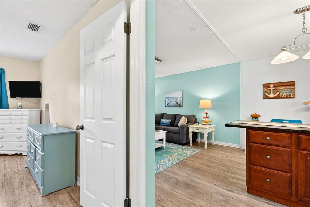 For Sale: $149,000 (1 beds, 1 baths, 762 Square Feet)