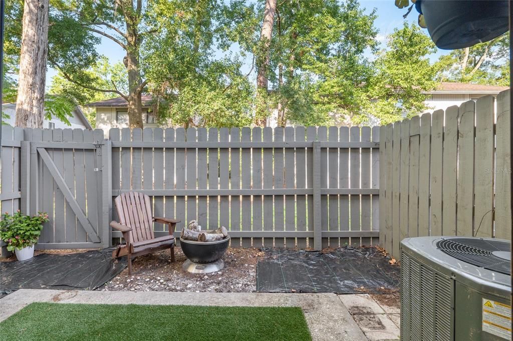 For Sale: $165,900 (2 beds, 1 baths, 938 Square Feet)