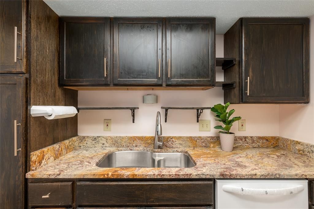 For Sale: $165,900 (2 beds, 1 baths, 938 Square Feet)