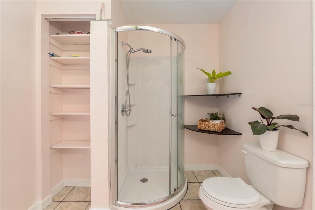 For Sale: $165,900 (2 beds, 1 baths, 938 Square Feet)