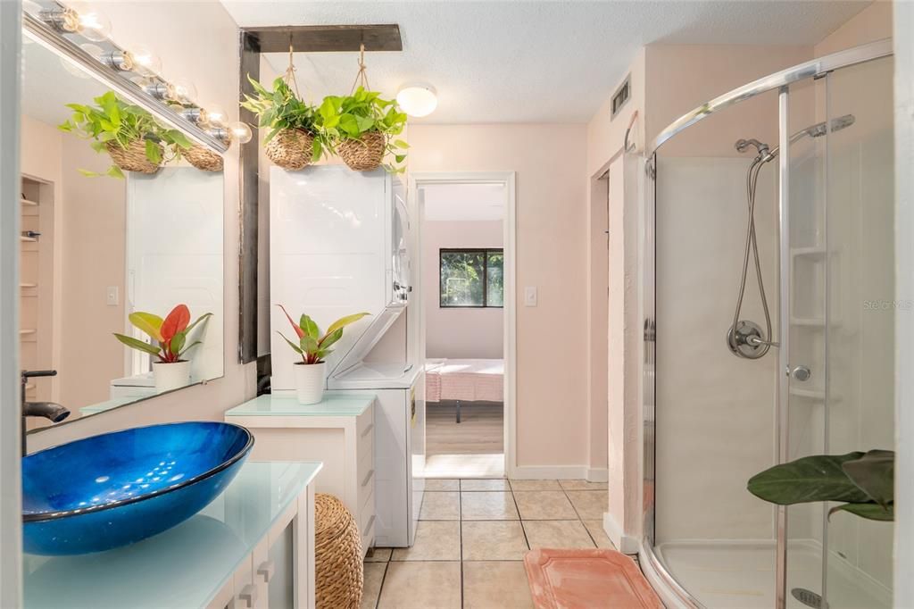 For Sale: $165,900 (2 beds, 1 baths, 938 Square Feet)