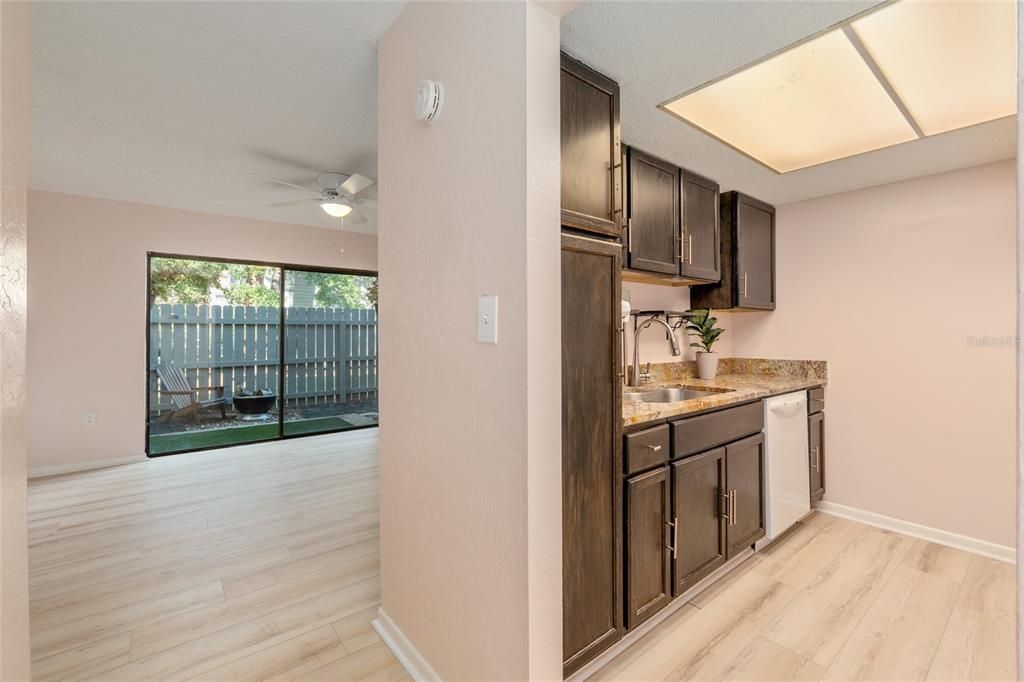For Sale: $165,900 (2 beds, 1 baths, 938 Square Feet)