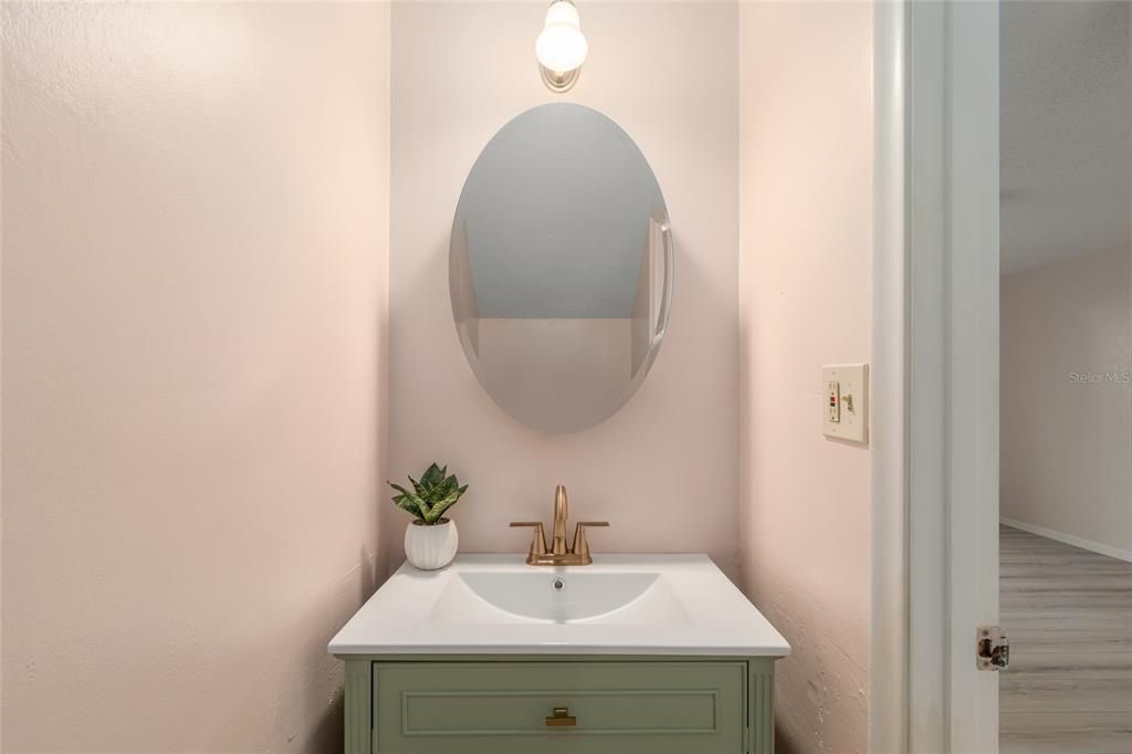 For Sale: $165,900 (2 beds, 1 baths, 938 Square Feet)
