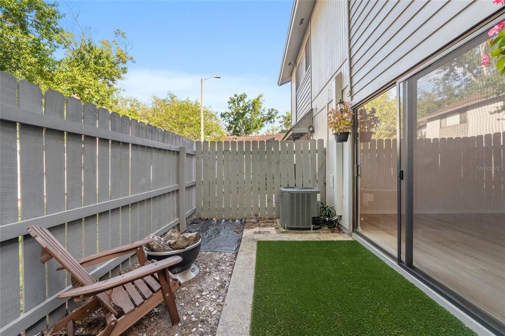 For Sale: $165,900 (2 beds, 1 baths, 938 Square Feet)