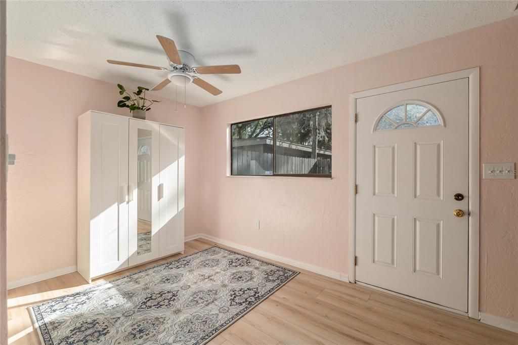 For Sale: $165,900 (2 beds, 1 baths, 938 Square Feet)