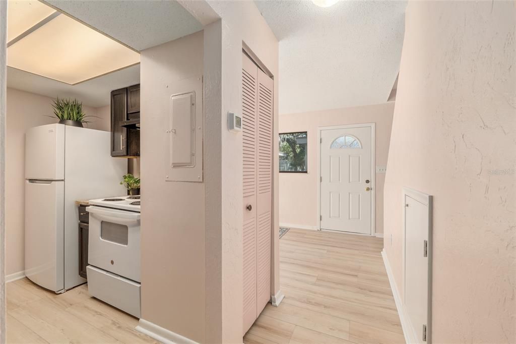 For Sale: $165,900 (2 beds, 1 baths, 938 Square Feet)