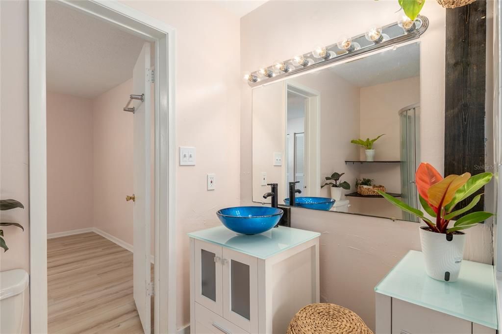 For Sale: $165,900 (2 beds, 1 baths, 938 Square Feet)