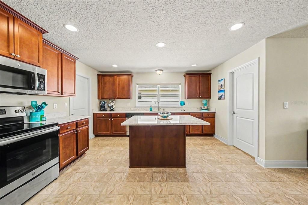 For Sale: $550,000 (4 beds, 3 baths, 3023 Square Feet)
