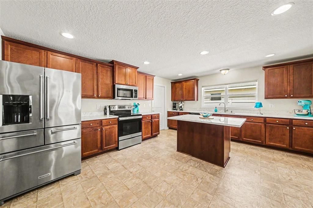 For Sale: $550,000 (4 beds, 3 baths, 3023 Square Feet)