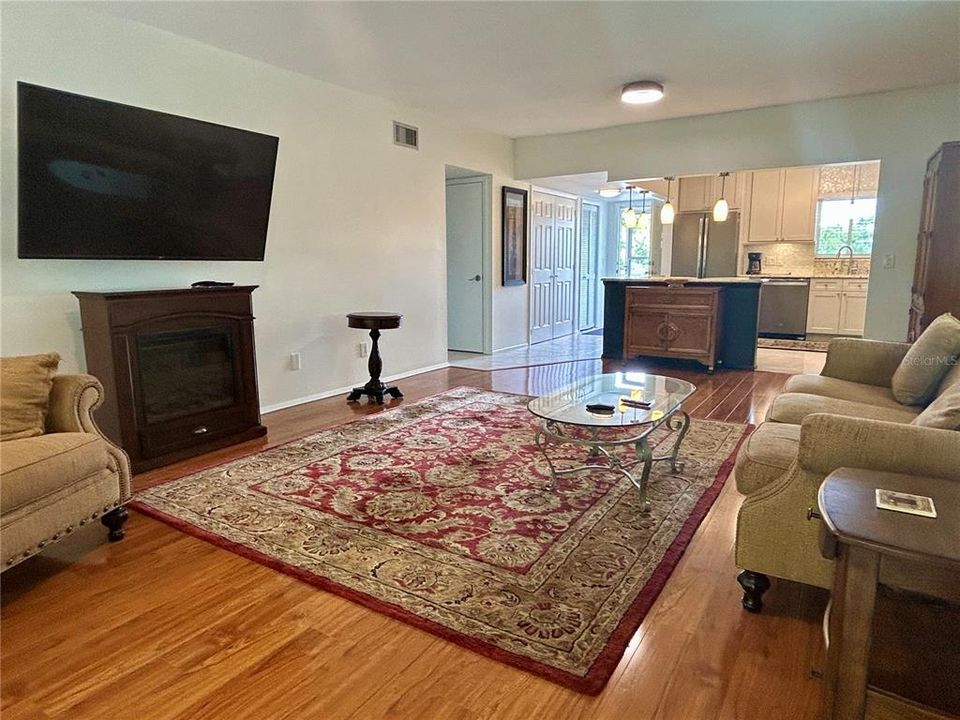 Active With Contract: $199,000 (2 beds, 2 baths, 1400 Square Feet)