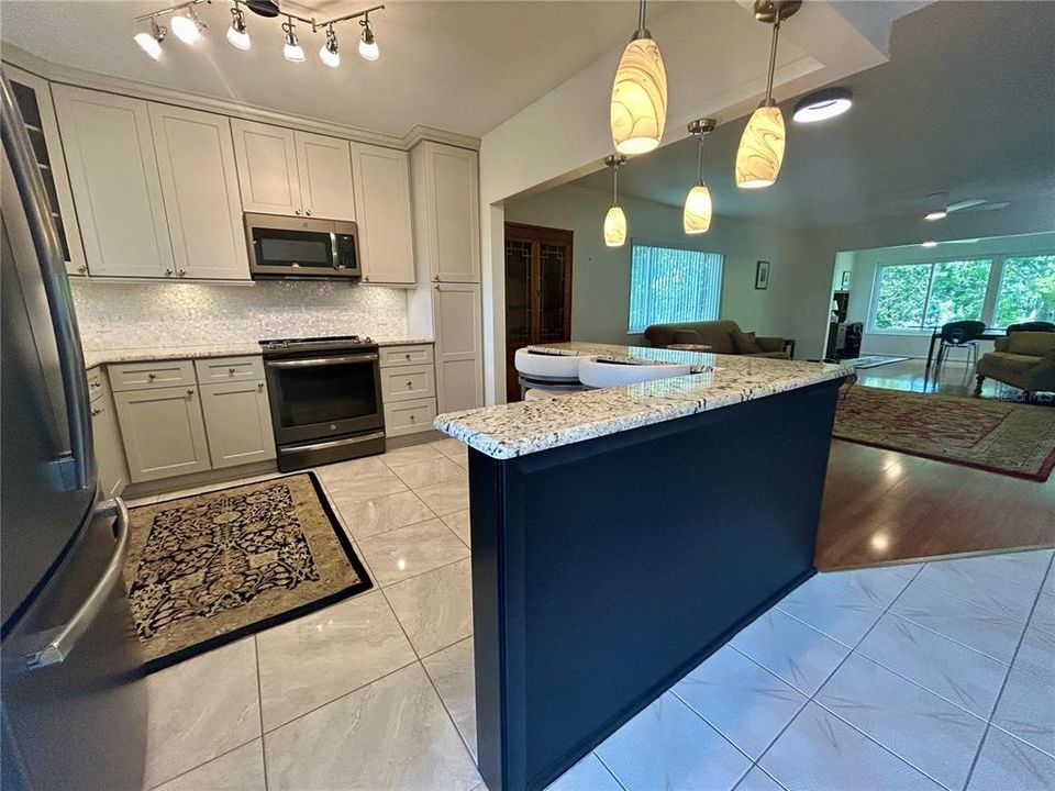 Active With Contract: $199,000 (2 beds, 2 baths, 1400 Square Feet)