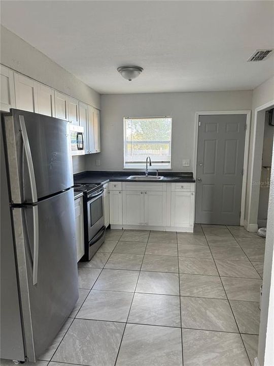 For Rent: $1,150 (2 beds, 1 baths, 800 Square Feet)