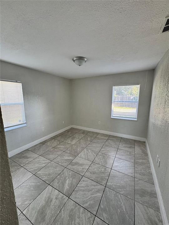 For Rent: $1,150 (2 beds, 1 baths, 800 Square Feet)