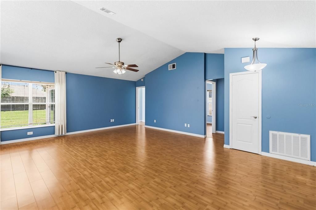На продажу: $395,000 (3 спален, 2 ванн, 1427 Квадратных фут)