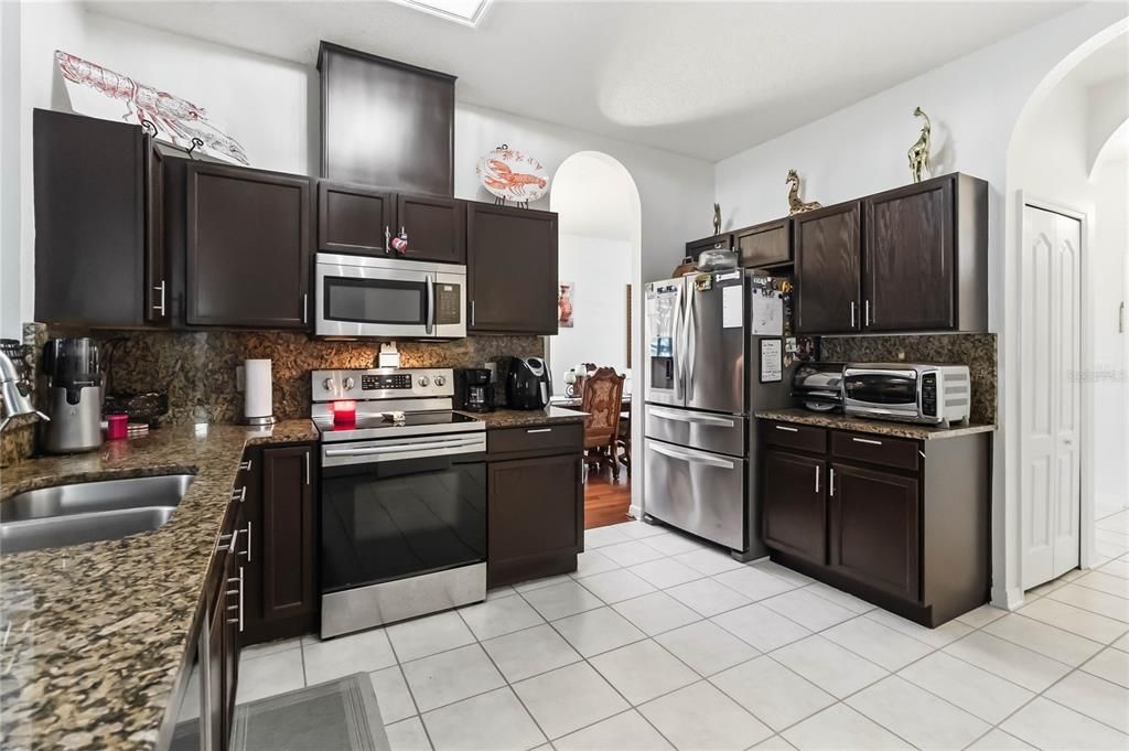 На продажу: $459,990 (4 спален, 2 ванн, 1825 Квадратных фут)