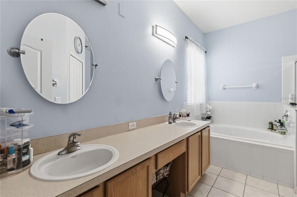 На продажу: $459,990 (4 спален, 2 ванн, 1825 Квадратных фут)