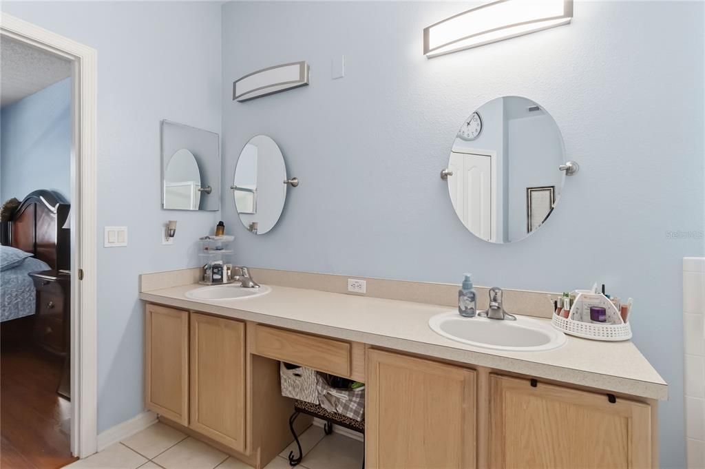 На продажу: $459,990 (4 спален, 2 ванн, 1825 Квадратных фут)