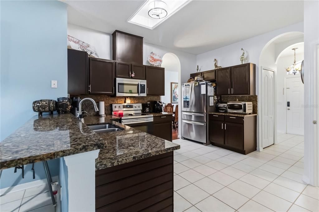 На продажу: $459,990 (4 спален, 2 ванн, 1825 Квадратных фут)