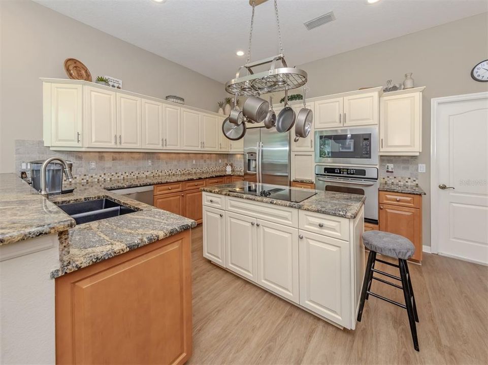For Sale: $610,000 (3 beds, 2 baths, 1978 Square Feet)