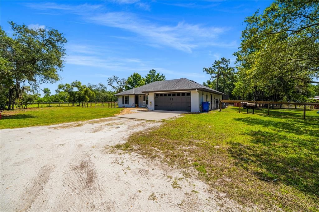 For Sale: $1,100,000 (3 beds, 2 baths, 1526 Square Feet)