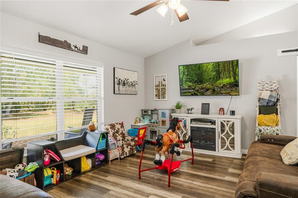 For Sale: $1,100,000 (3 beds, 2 baths, 1526 Square Feet)