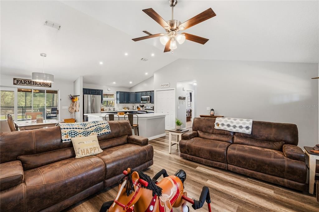 For Sale: $1,100,000 (3 beds, 2 baths, 1526 Square Feet)