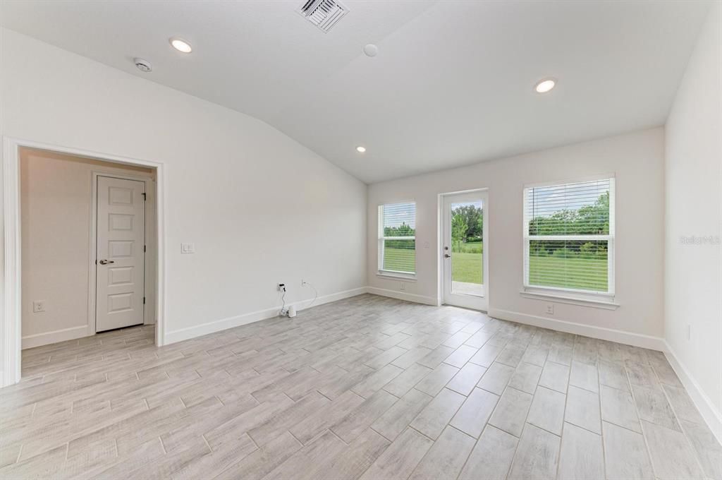 For Rent: $2,300 (3 beds, 2 baths, 1485 Square Feet)